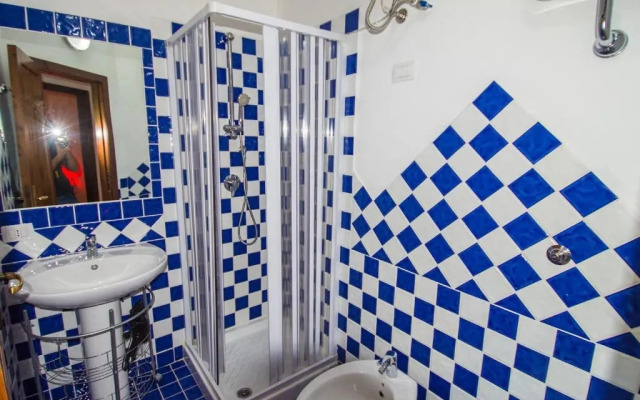 Bilocale con balcone 300 mt dal mare