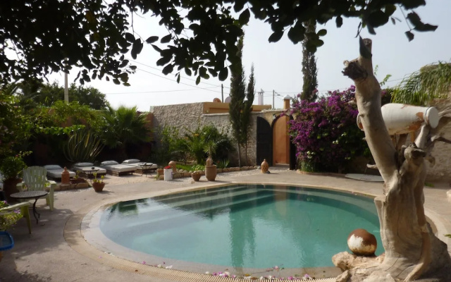 Double Bedroom and Spacious Garden With Swimming Pool
