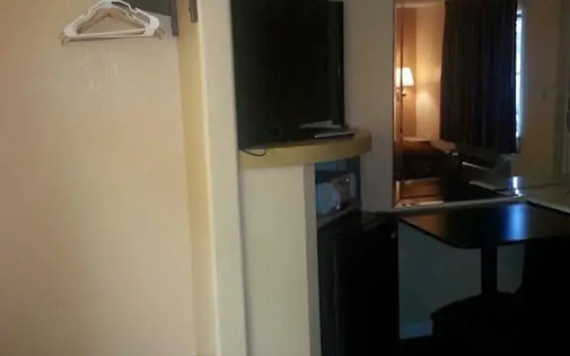 Deluxe Inn Motel