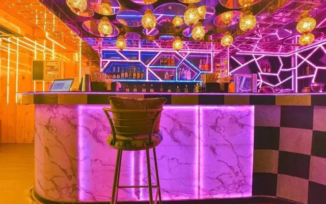 Queens Hub Hotel by OYO Rooms