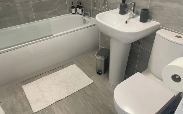 Bright & Stylish 1-bed Apt W/free Parking & Wi-fi