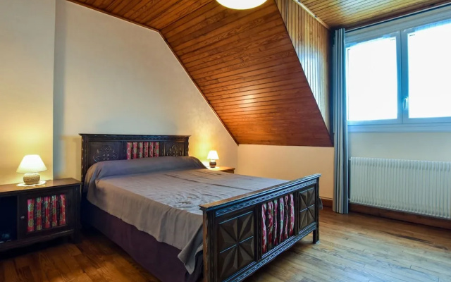 Classic Holiday Home in Saint Nic-Pentrez with Fenced Garden