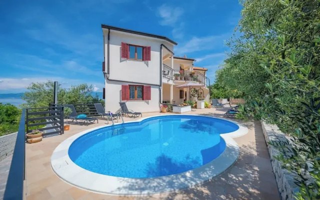 Tranquil Retreat With Pool in Drenje
