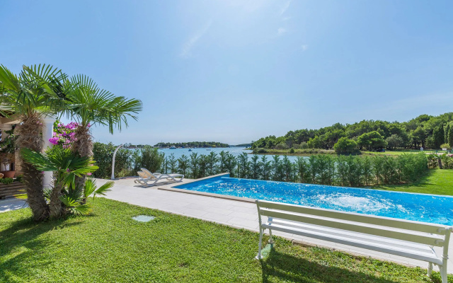 Apartment Fimi- with swimming pool Green Medulin, Istria