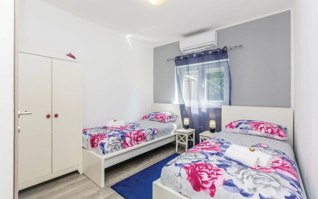 Nice Home in Pinezici with Hot Tub, WiFi & 4 Bedrooms
