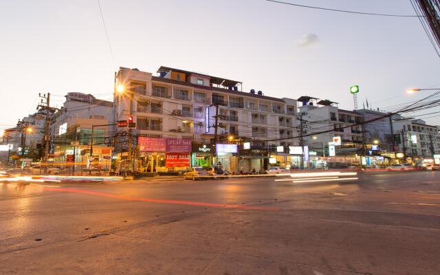 Отель Patong Buri вид на фасад