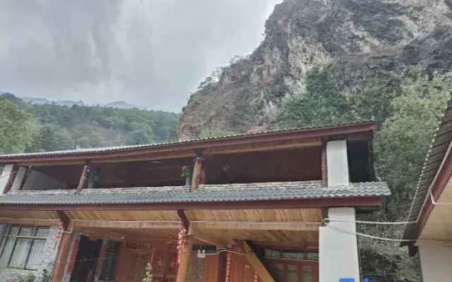 Leaning against the small courtyard on the hill