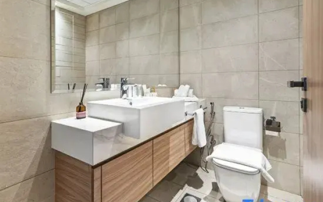 Cozy 1BR w/ Balcony Views Azizi Riviera, Meydan
