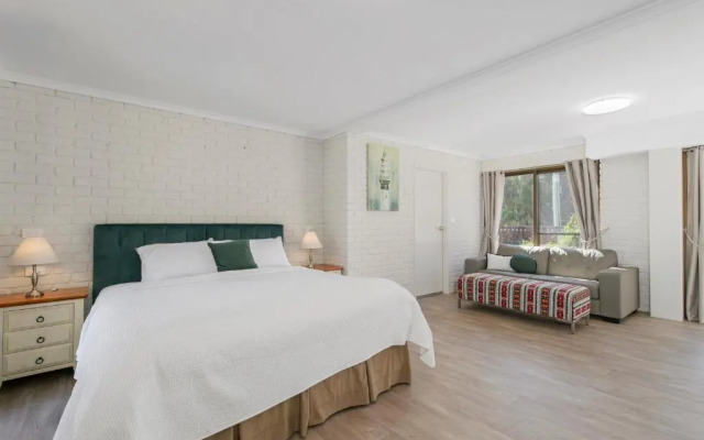 Punt House - riverfront home with ramp access