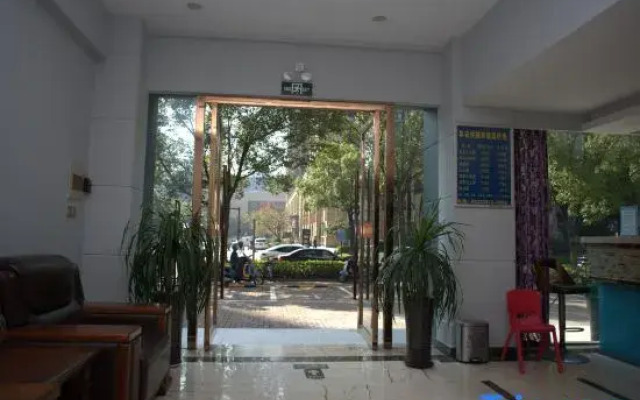 Huaji Business Hotel