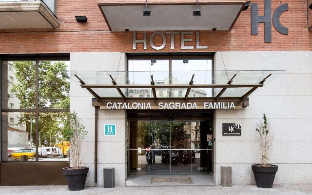 Отель Catalonia Sagrada Familia вид на фасад