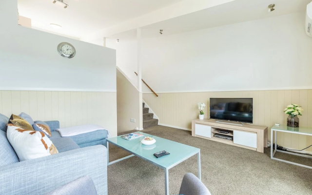 Lake View Greenstone Apartment east