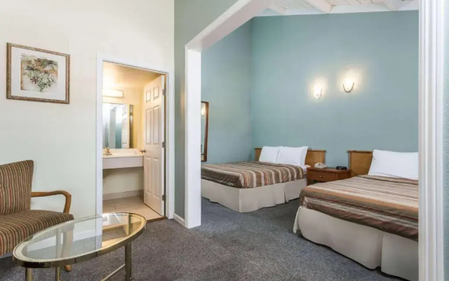 Econo Lodge Inn & Suites