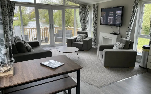 Beautiful and Tranquil Lakeside Lodge - Sleeps 5