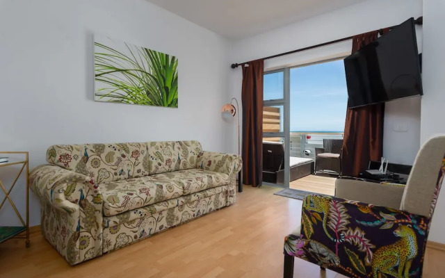 Caprice Court 7
