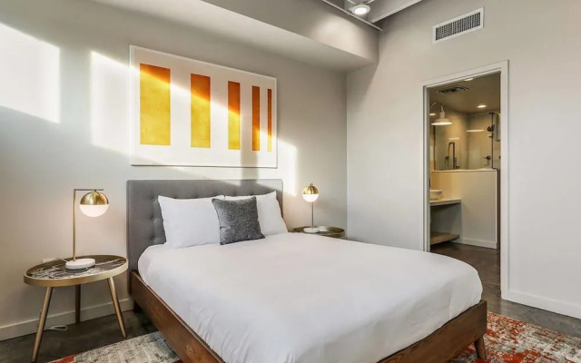 Penthouse 2br/2ba in Warehouse Dist. by Domio