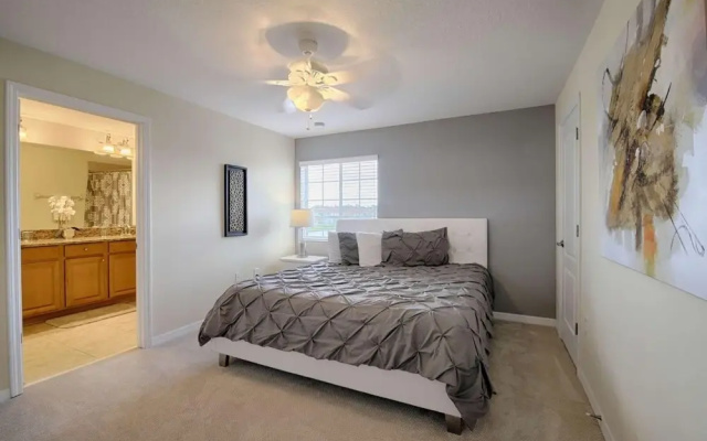 8925 Paradise Palms