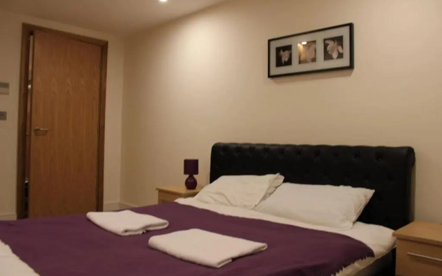 Stylish 3 Bed 2 Bath Apartment Hyde Park