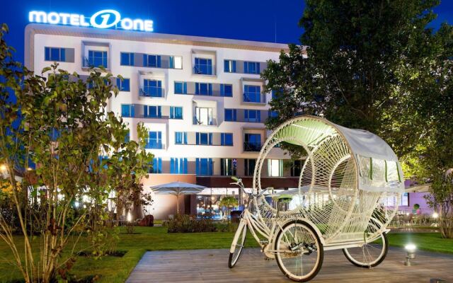 Отель Motel One Wien-Prater вид на фасад