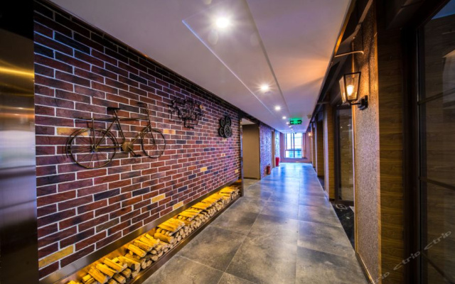 James Joyce Coffetel (Chengdu East Railway Station Lvdi 468)
