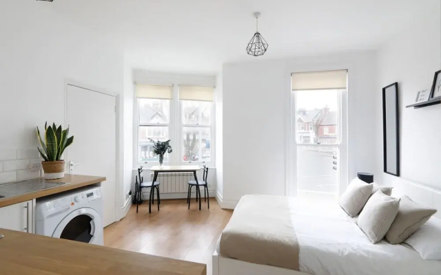 Bright Cosy Studio Perfect Base