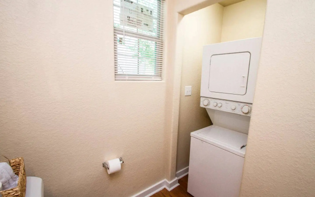One Bedroom Apartment Near Downtown with Sleeper