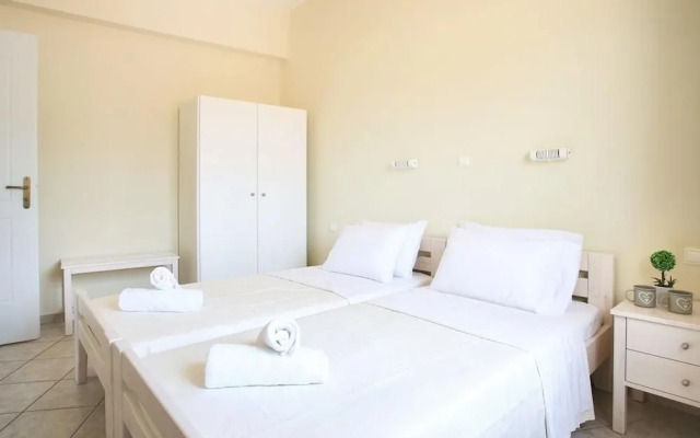 Theodosia apt Swim sunbathe beachfront