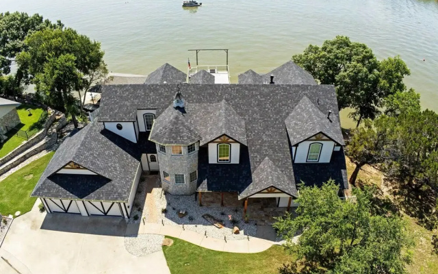 Lavish Lake House, Near Vineyards + Marinas!