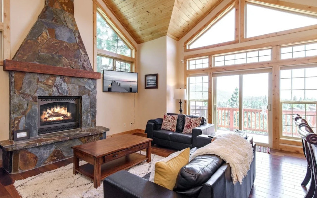 Stunning and Spacious in Truckee by RedAwning