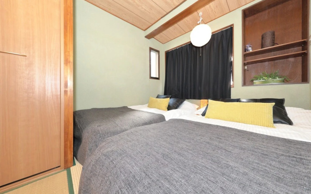 Namba East House01