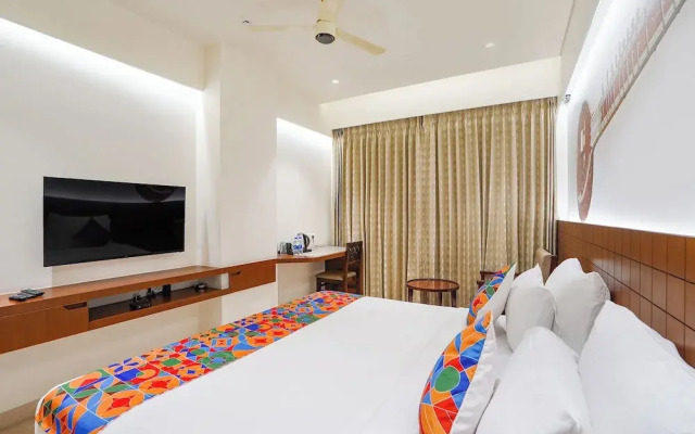 Oriva Tulips Inn and Suites - Nr. Majestic