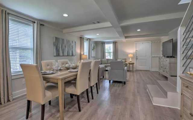 Walk to Beach: Home in Galveston!