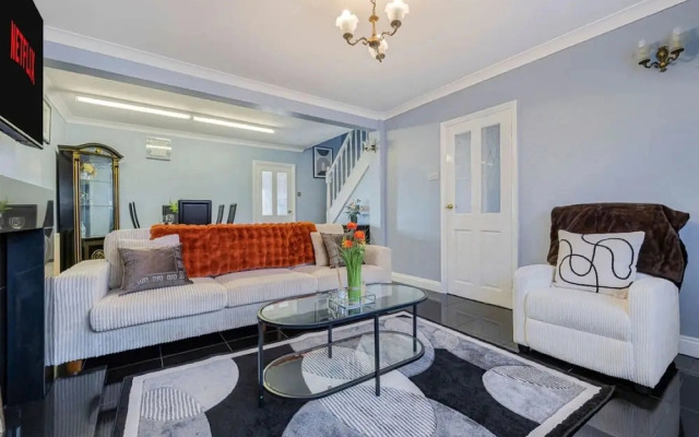 Spacious 2-br House Parking Garden Sleeps 4