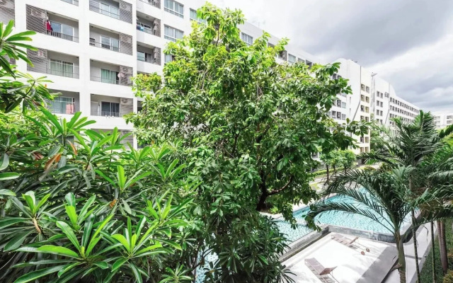 Modern Bangkok Apartment With Pool & Fitness