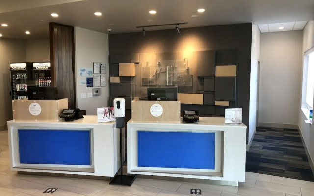 Holiday Inn Express & Suites Madison West Middleton