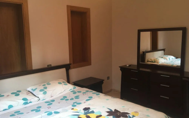 Luxurious 5 Bedrooms Villa Ref HI51053