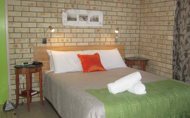 Hawks Nest Motel