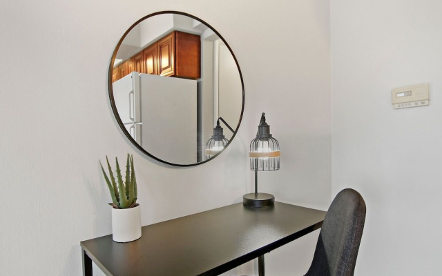 Posh 1BR Apartment in Arlington Heights