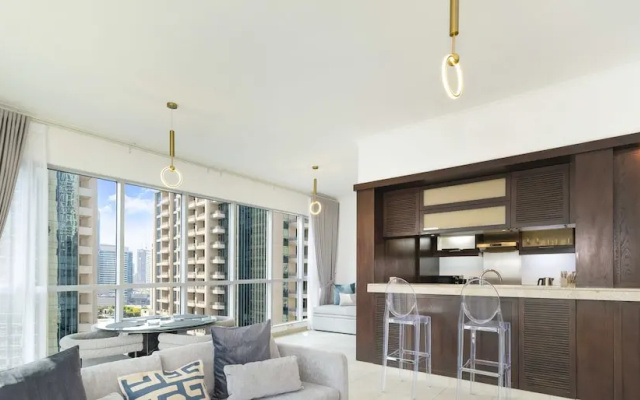 LUX  The Stunning Fountain View Suite
