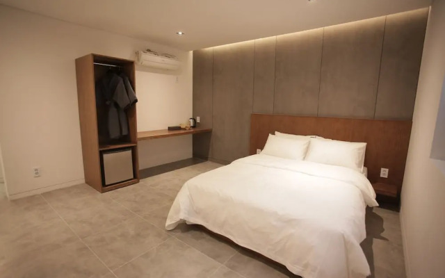 Hotel Seven Step