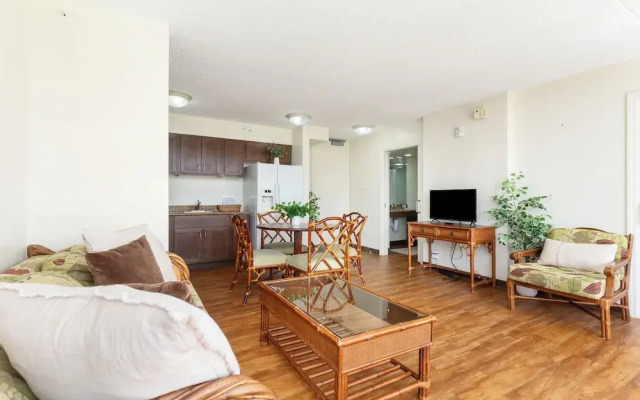 Waikiki Banyan 3409
