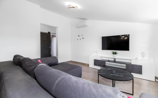 Nice Apartment in Crikvenica With Wifi and 2 Bedrooms
