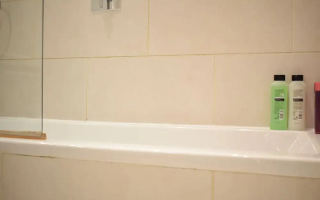 2 Bedroom Apartment With Balcony in Earls Court