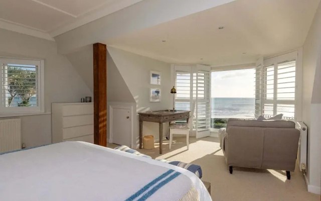 Luxury Beachfront Retreat for 14 With Hot Tub