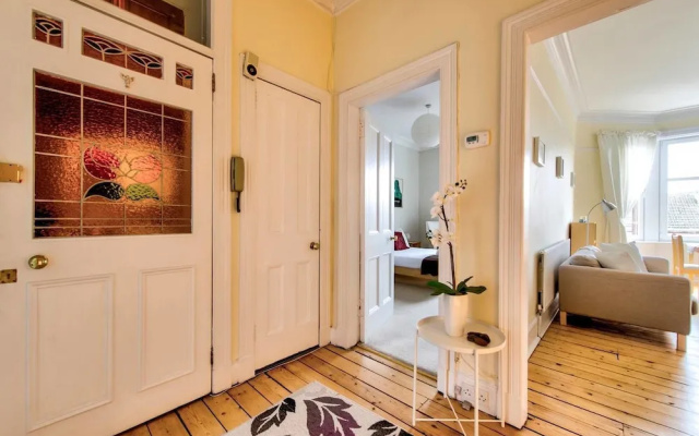 Naturally Well-lit and Intimate 2-bedroom West End Apt