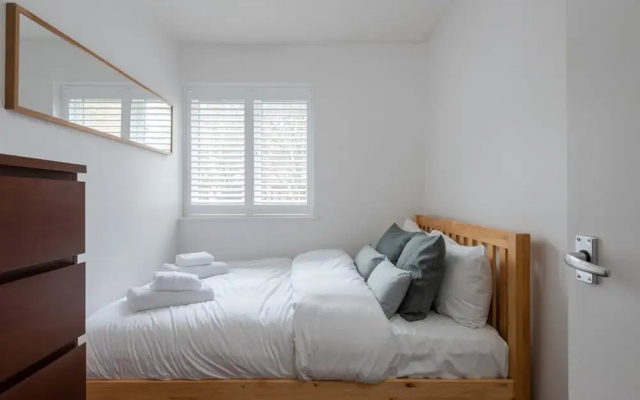 Lovely Landed Home near Wimbledon, sleeps 4