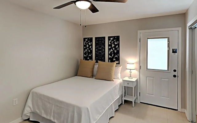 Cozy East Hill Getaway