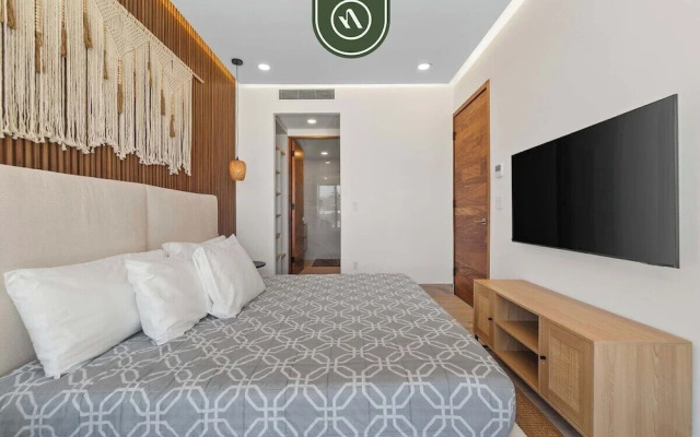 Luxury 2 BR Condo With Dream Pools - Beach - Art