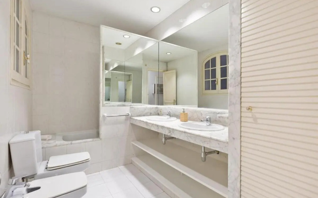 Magnificent and Massive 5 Bedroom Family Apartment and Terrace