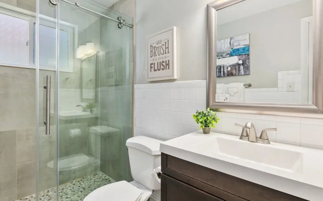 The Coral Suite, Stylish Stay in Old Town FoCo